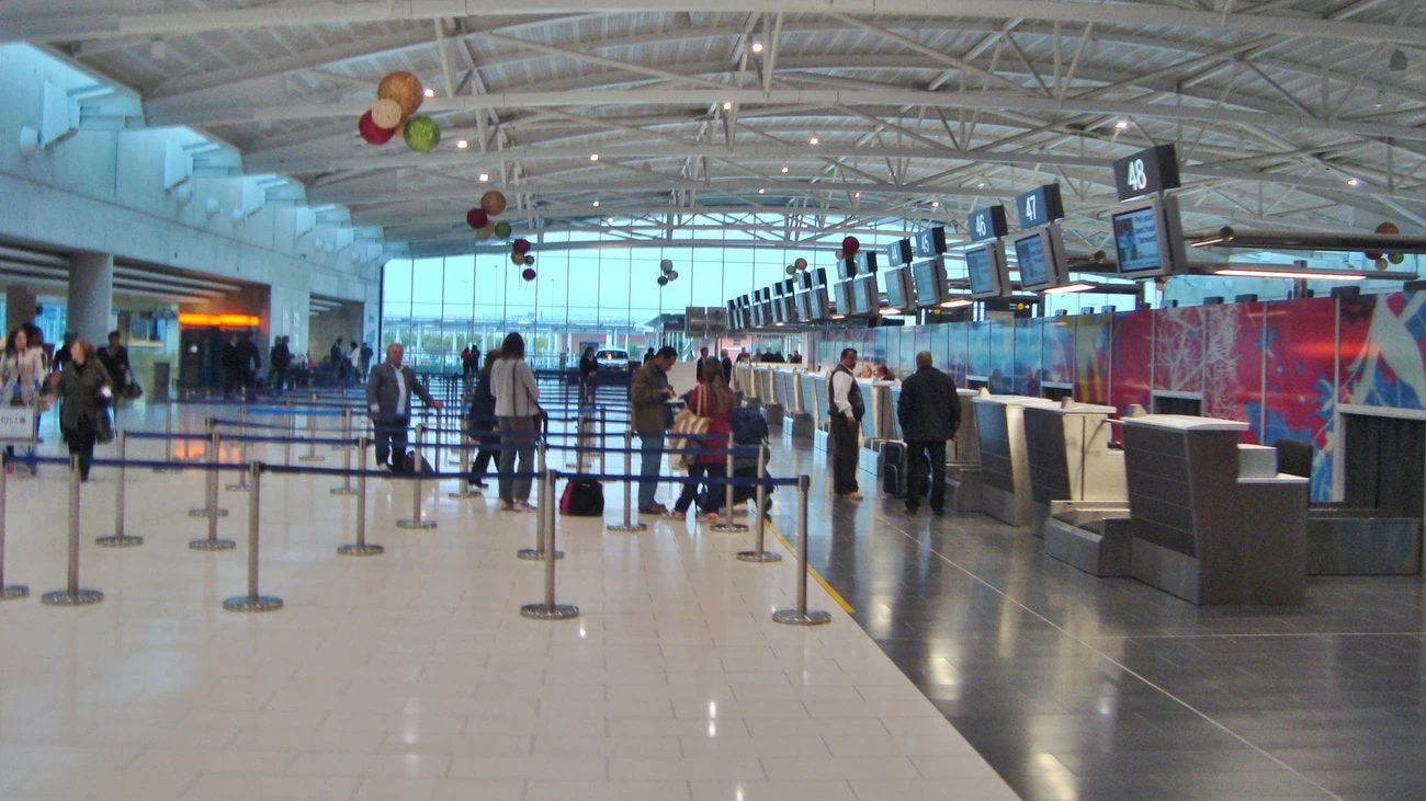 Επεισοδιακή σύλληψη 28χρονης στο αεροδρόμιο Λάρνακας – Επιτέθηκε σε αστυνομικό